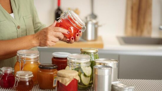 Без полотенца и ножа: 5 неожиданных способов, как открыть тугую крышку банки