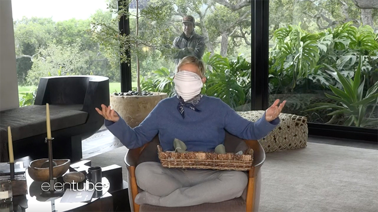 Не вредные советы: Эллен Дедженерес показала, как сделать правильную защитную маску из подручных средств Звезды,Новости о звездах