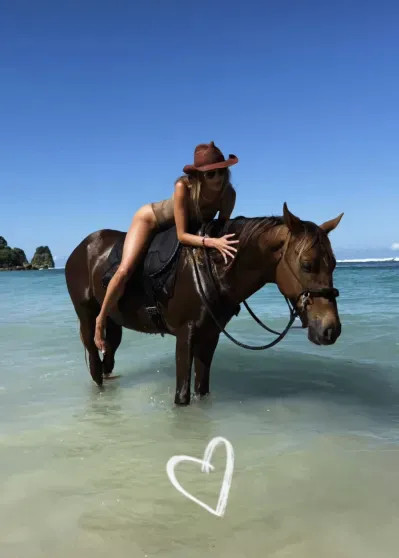 Конная прогулка на побережье и йога: Алессандра Амбросио отдыхает с бойфрендом в Индонезии Амбросио, вместе, Алессандра, ПалмерАлессандра, отдыхает, Палмер, возлюбленным, компанией, Баком, отношений, подругиДо, близкие, бойфренд, спутников, среди, 45летняя, большой, Ванкувере, показала, соцсетях