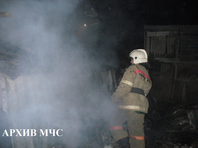 В Костроме при пожаре в бытовке заживо сгорел мужчина. Видео