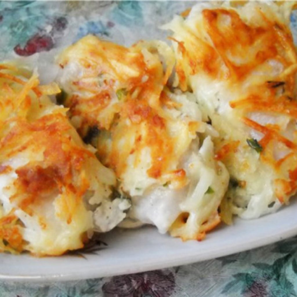 Рыба под сырной корочкой. Филе с картошкой. Рыба в картофельной шубке. Семга с картофелем. Рыба запеченная с картофелем.