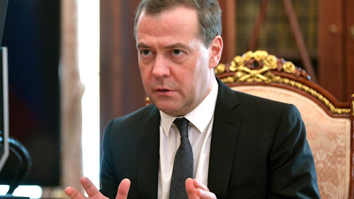 Медведев вручил партбилеты «Единой России» главе ДНР Пушилину и руководителю ЛНР Пасечнику