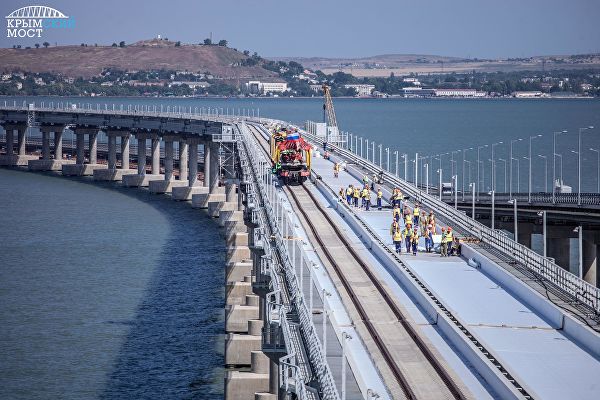 Стыковка рельсов на первом пути железнодорожной части Крымского моста