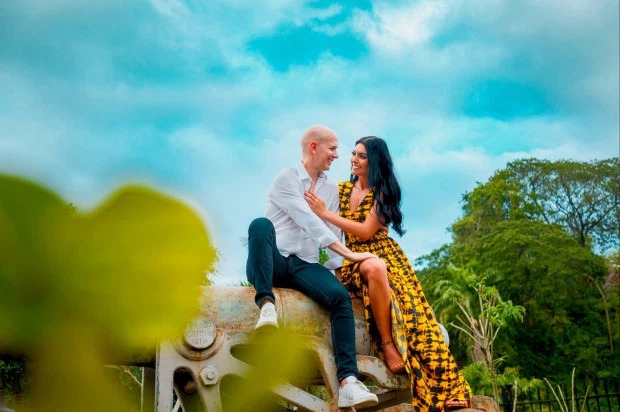 Любовь без границ: пара с 23-летней разницей в возрасте обручилась через месяц после знакомства