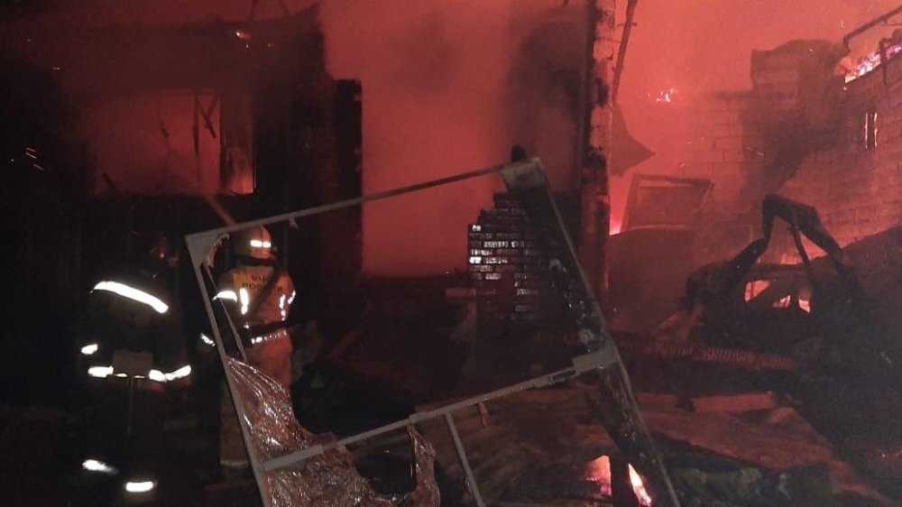 Под Новосибирском в крупном пожаре сгорело два жилых дома