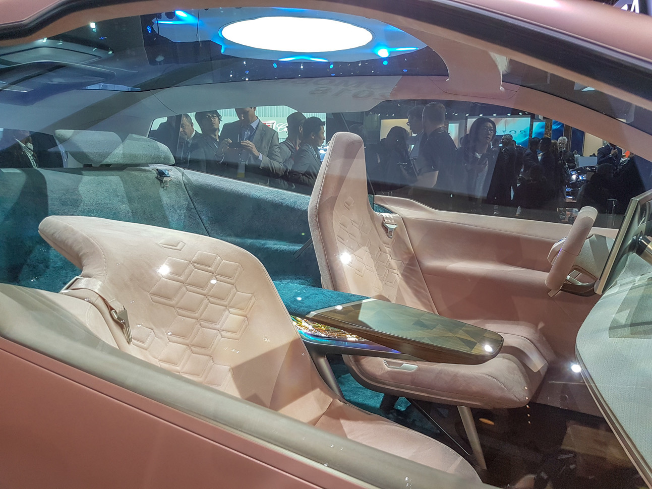 На новые BMW будут ставить руль странной формы марки и модели,Новые модели