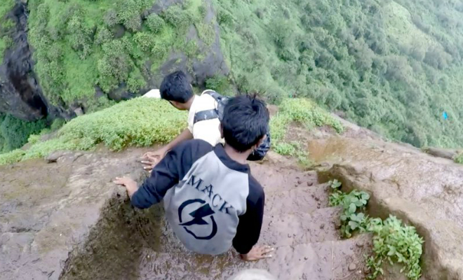 Туристы с камерой показали спуск по самой головокружительной лестнице Индии: без перил над пропастью в километр