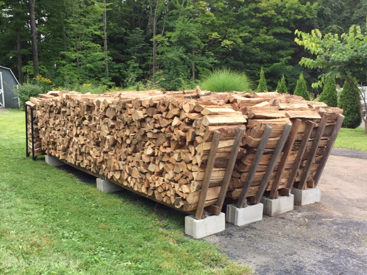 Как правильно хранить дрова на участке