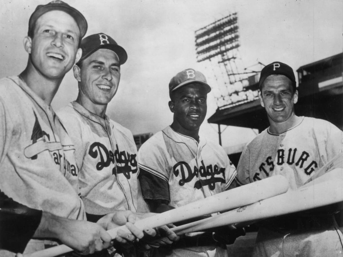 https://bigpicture.ru/wp-content/uploads/2016/02/Jackie-Robinson-Becomes-A-Dodger-19471.jpg