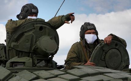 На фото: наводчики-операторы танка на линии соприкосновения ДНР с Украиной, Донецкая область
