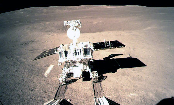 Ровер добрался до объекта, который принимали за таинственную хижину на Луне и сделал снимки