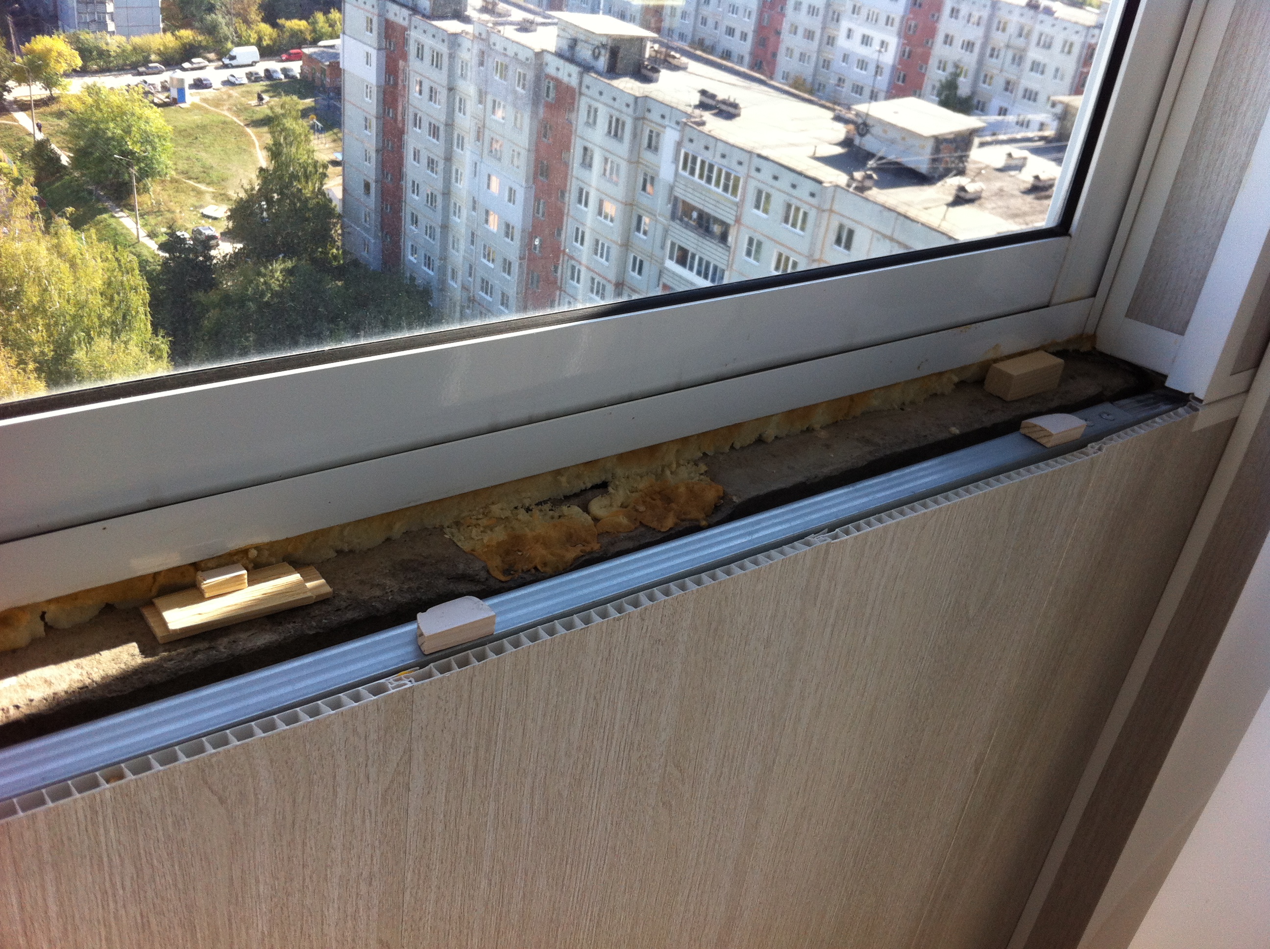 Подоконник на балконе на окно. Крепление подоконника на лоджии. Крепеж подоконника на балконе. Монтаж пластиковых окон на лоджии. Подоконник на балконе пластиковый.