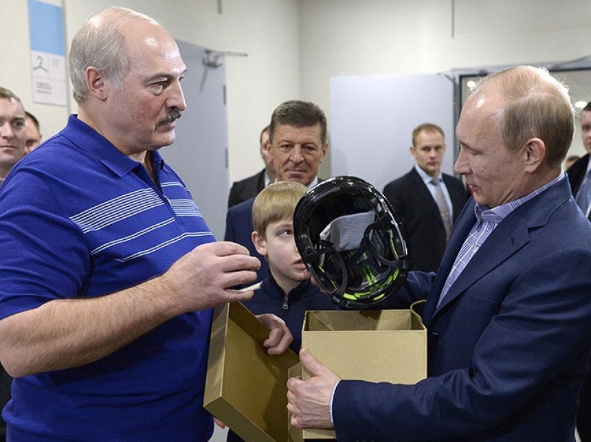 ТОП-10 самых экстраординарных подарков Путину на день рождения