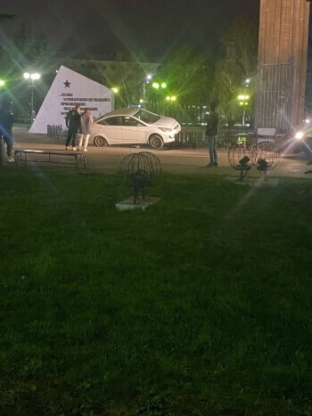 В Калуге на площади Победы автомобиль Hyundai повис на ограждении
