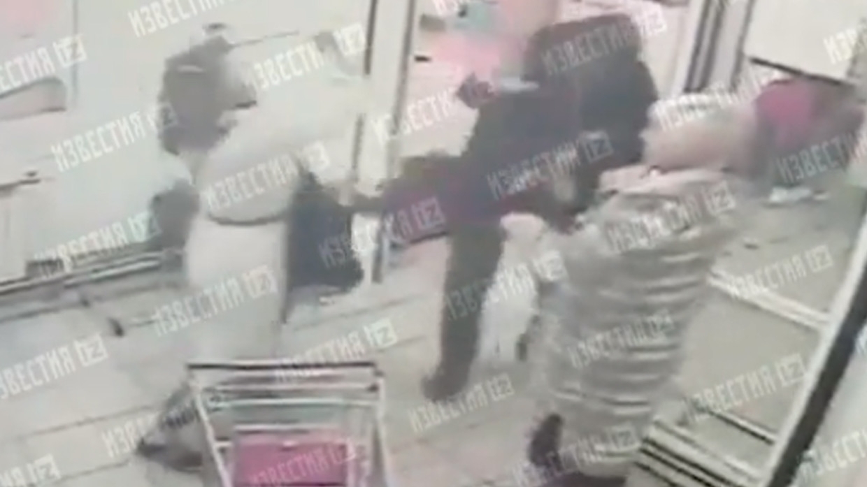 Момент нападения москвича с топором на посетителей супермаркета попал на видео
