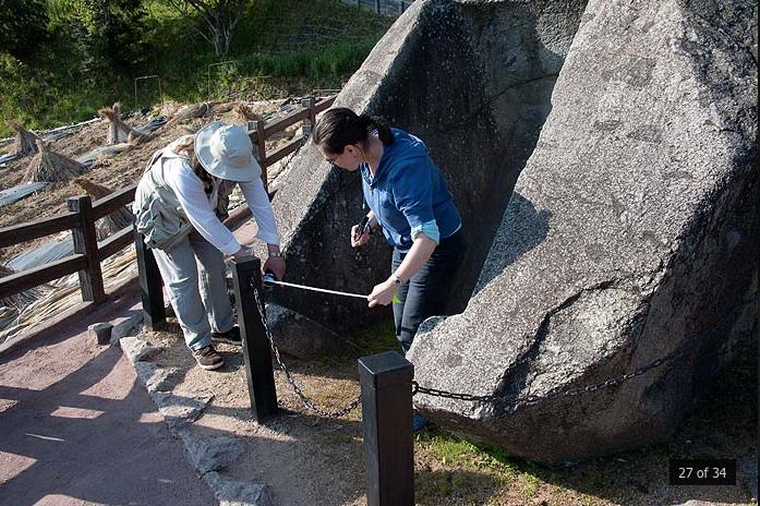 Таинственные мегалиты японского парка Асука