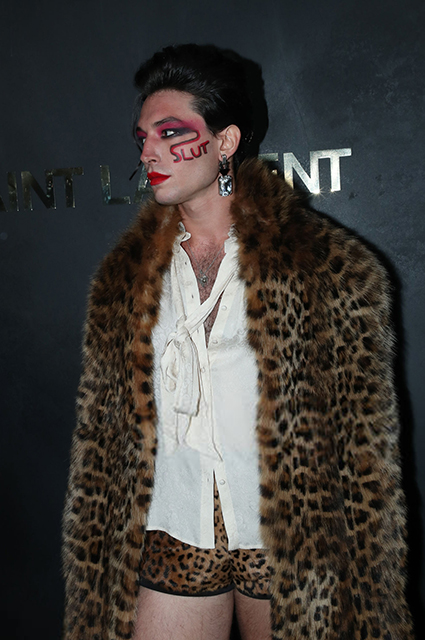 Пользователи сети обсуждают смелый образ Эзры Миллера на показе Saint Laurent Звездный стиль