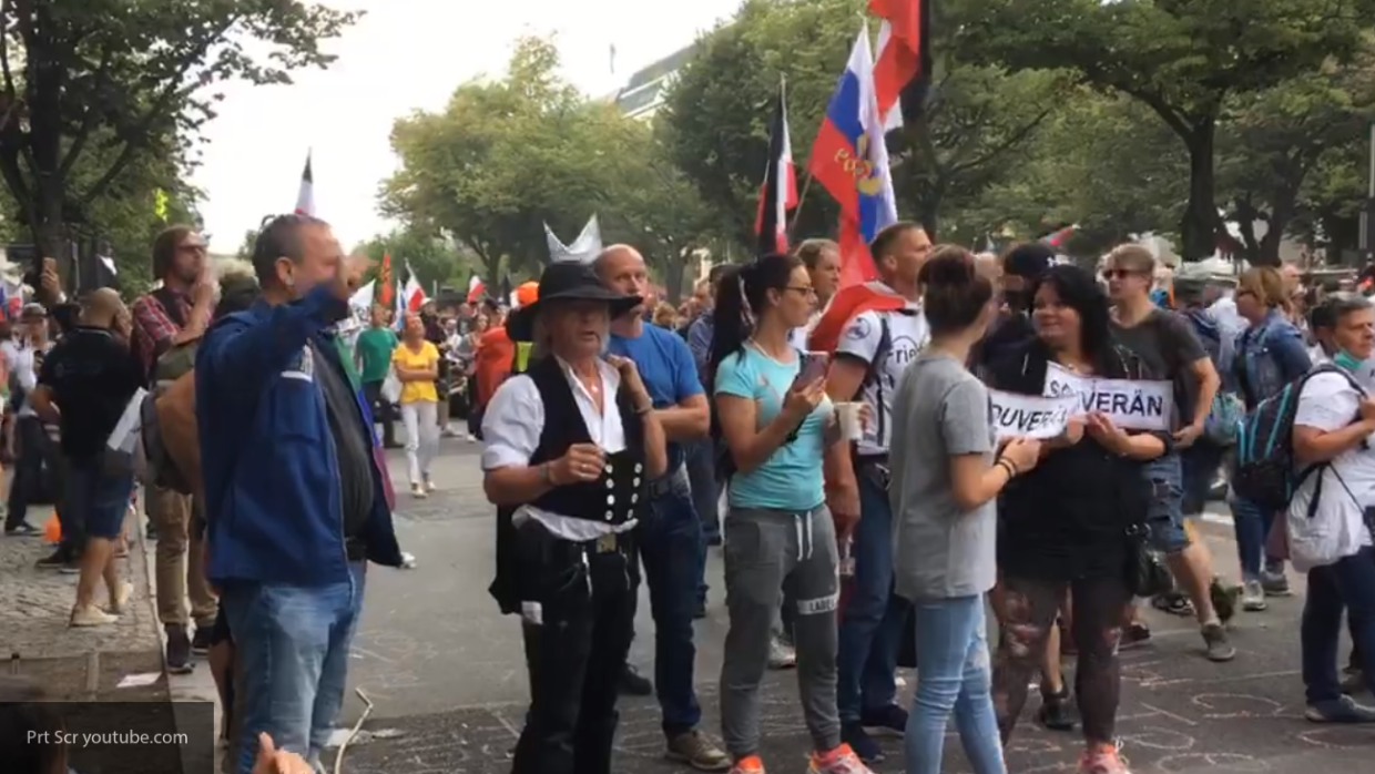 Люди на митингах Мексика с флагами. Немцы выходят с российскими флагами. Российский флаг в центре Берлина. В Восточной Германии люди вышли с российским флагом. Мексика митинг