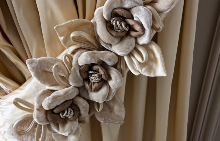 Красивые подхваты для штор с необычным декором своими руками