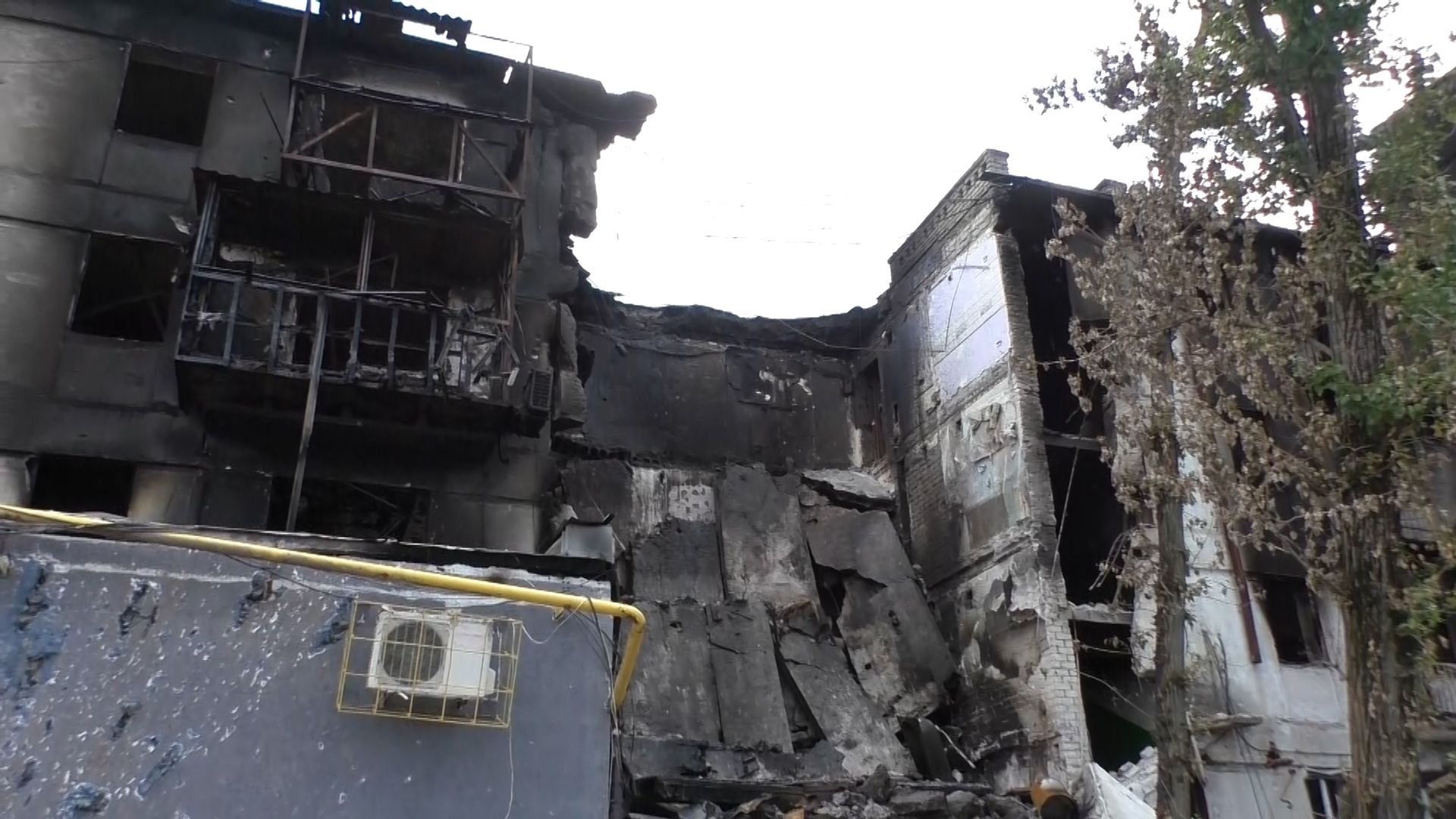 Журналистам показали вырытые укрепления ВСУ близ домов в Северодонецке Видео,Репортажи,ФАН-ТВ