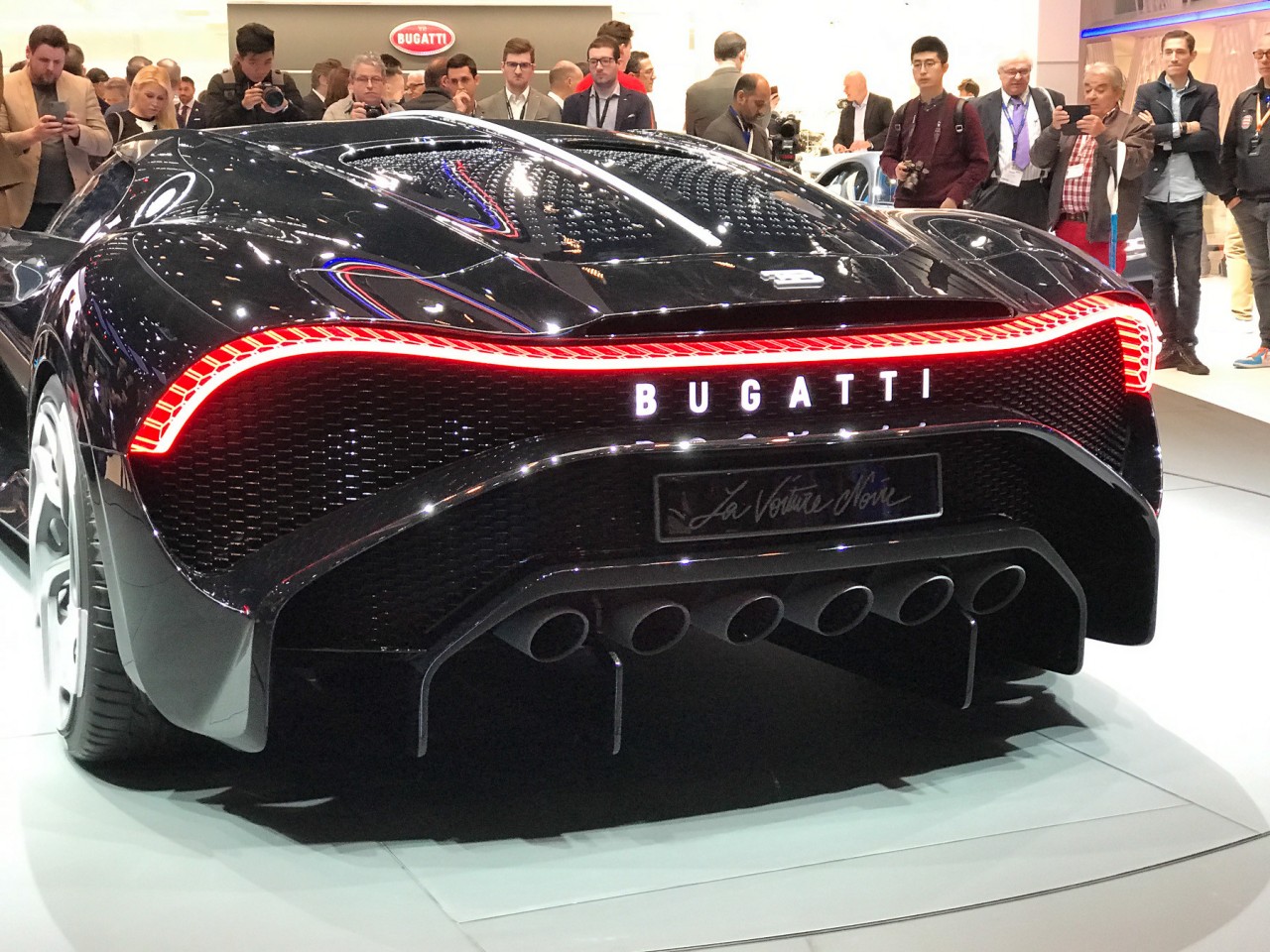 Как выглядит автомобиль за миллиард рублей Bugatti La Voiture Noire