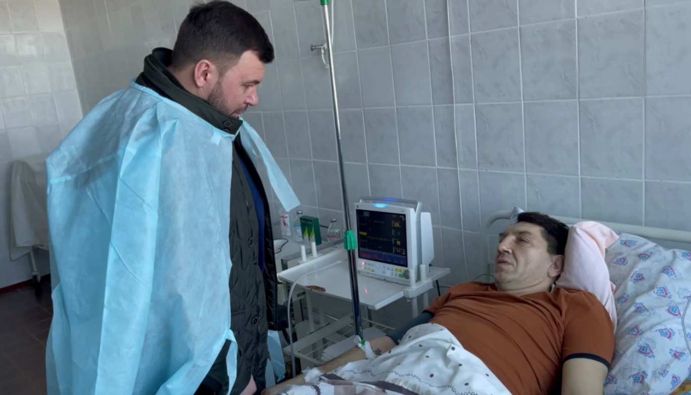 Пережил покушение. Раненые в Донецкой больнице. Позывной длинный Горловка.