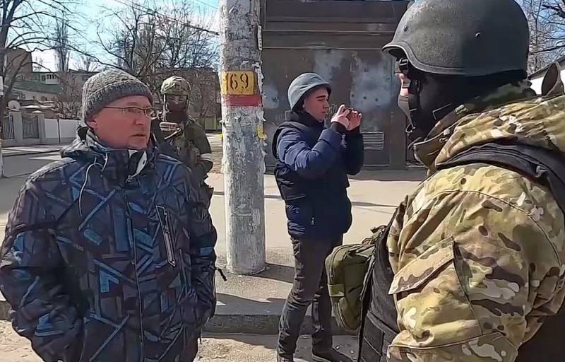 Российские военные начали бороться с украинскими провокаторами на раздаче гуманитарной помощи Новости