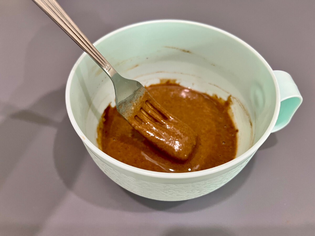 Ленивый способ для тех, кто пьет чай с домашними вкусняшками: один раз испечешь и больше никогда не будешь пить пустой чай, ведь всего за 3,5 минуты можно приготовить шоколадный кекс(порция для...-4