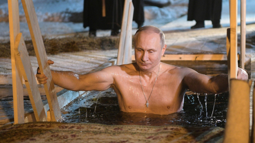 Американского политолога высмеяли за слова о крещенском купании Путина