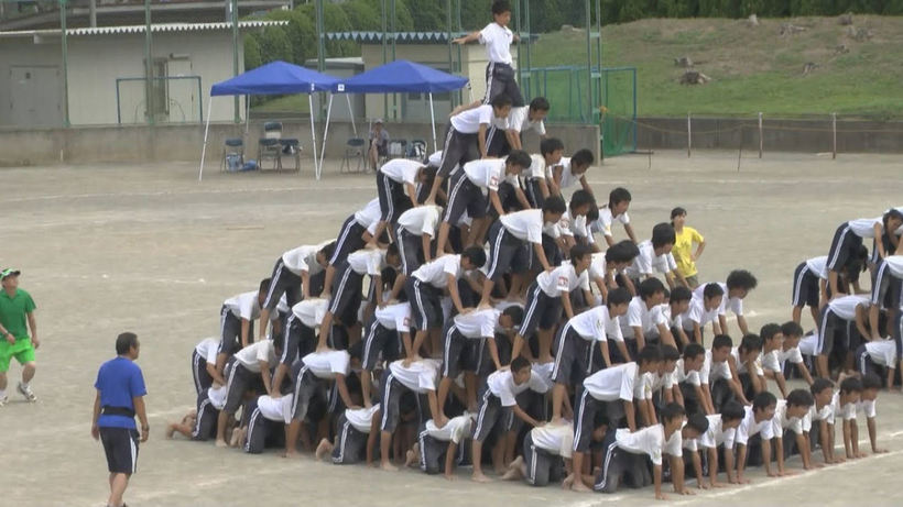 Кумитаисо: японские школьники строят человеческие пирамиды, хотя их родители против кумитаисо, пирамиды, очень, Японии, спорта, Кумитаисо, занимаются, многие, учеников, только, получили, запретить, последние, командной, школах, споры, Однако, популярен, человеческие, школьная