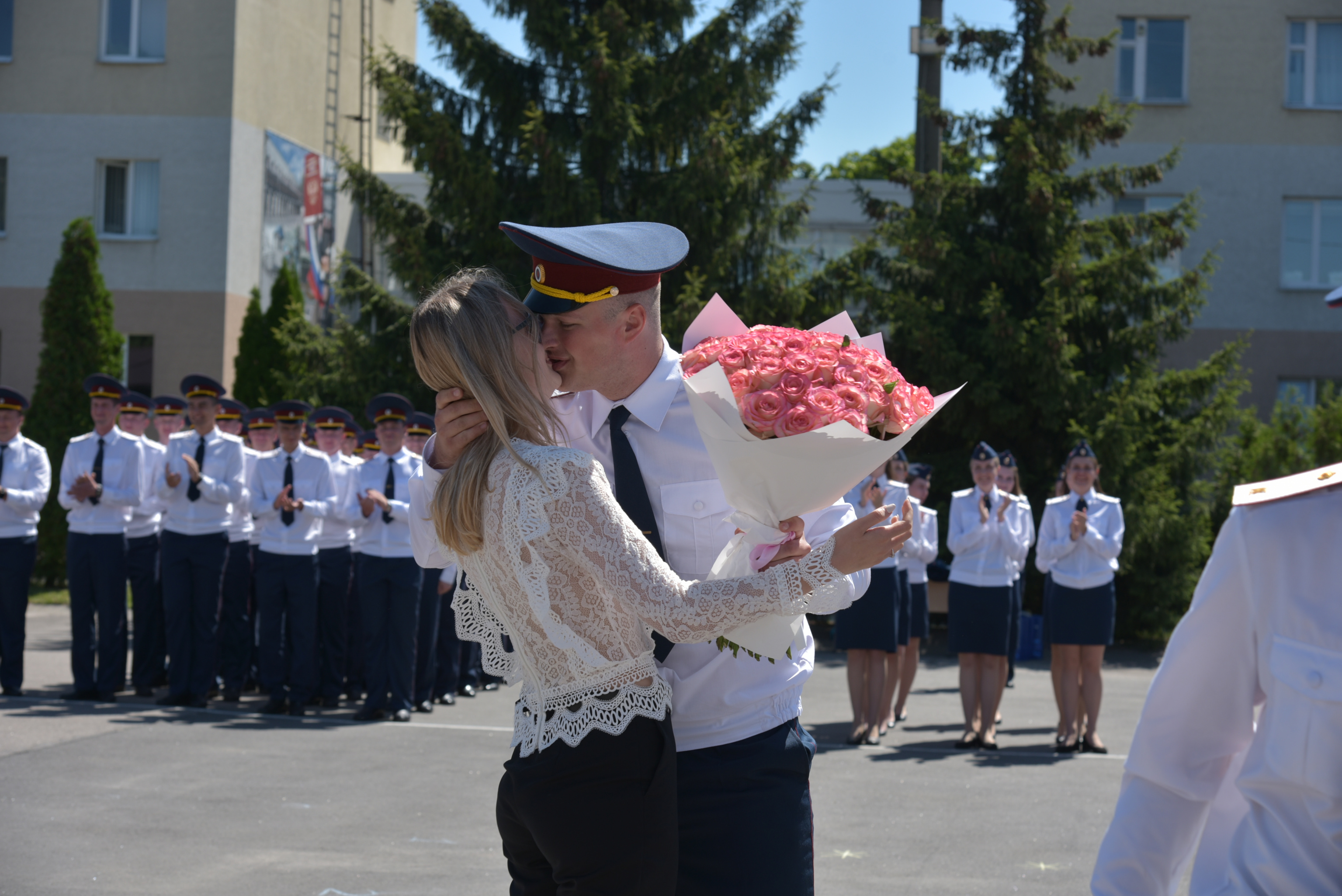 Выпускник института ФСИН сделал предложение своей невесте прямо на плацу