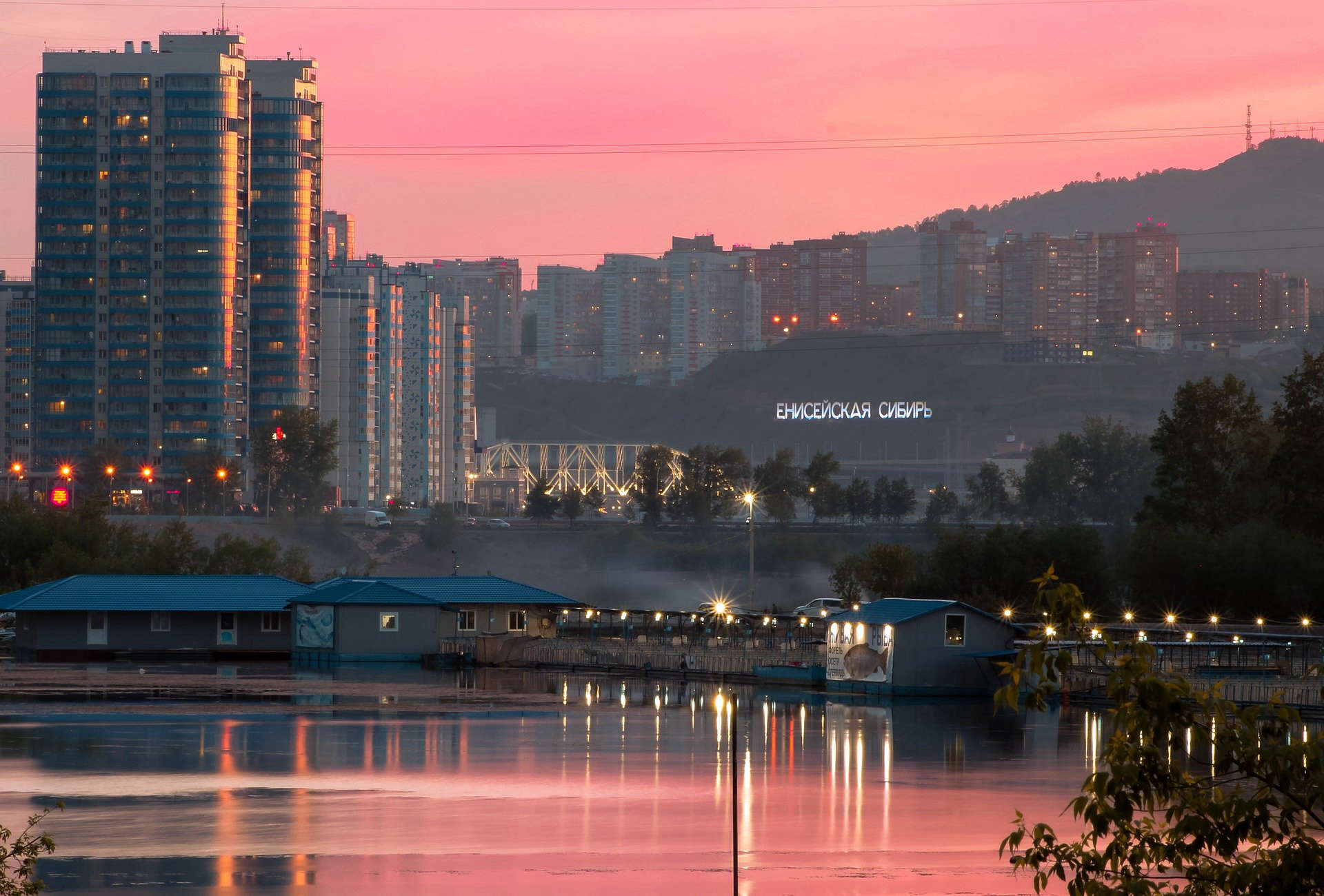 Надпись «Вечер в хату, арестанты» появилась на табло при въезде в Красноярск