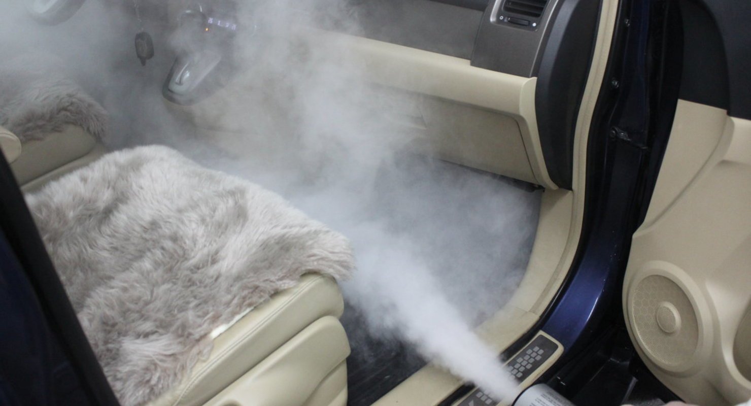 Как избавиться от неприятного запаха в машине. Дезинфекция салона автомобиля. Очиститель запаха салона автомобиля. Запах в салоне автомобиля. Дым из салона машины.
