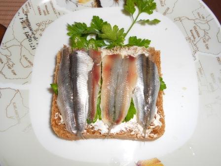 бутерброды с килькой