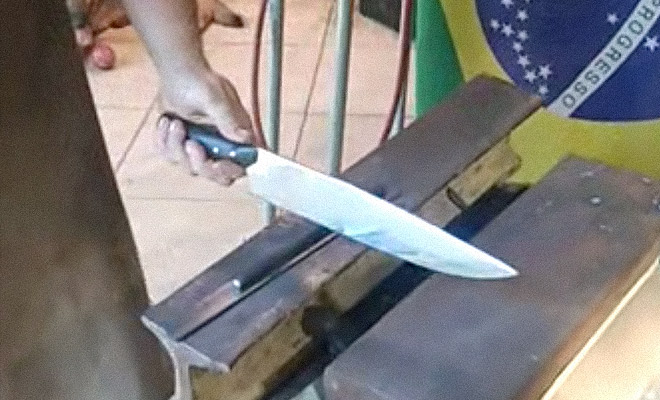 Бразильский кузнец показал на видео клинок, который может разрезать стальной прут