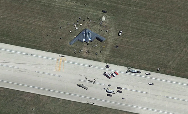 На спутниковых снимках увидели секретный самолет-невидимку. Пилот выехал на нем в поле