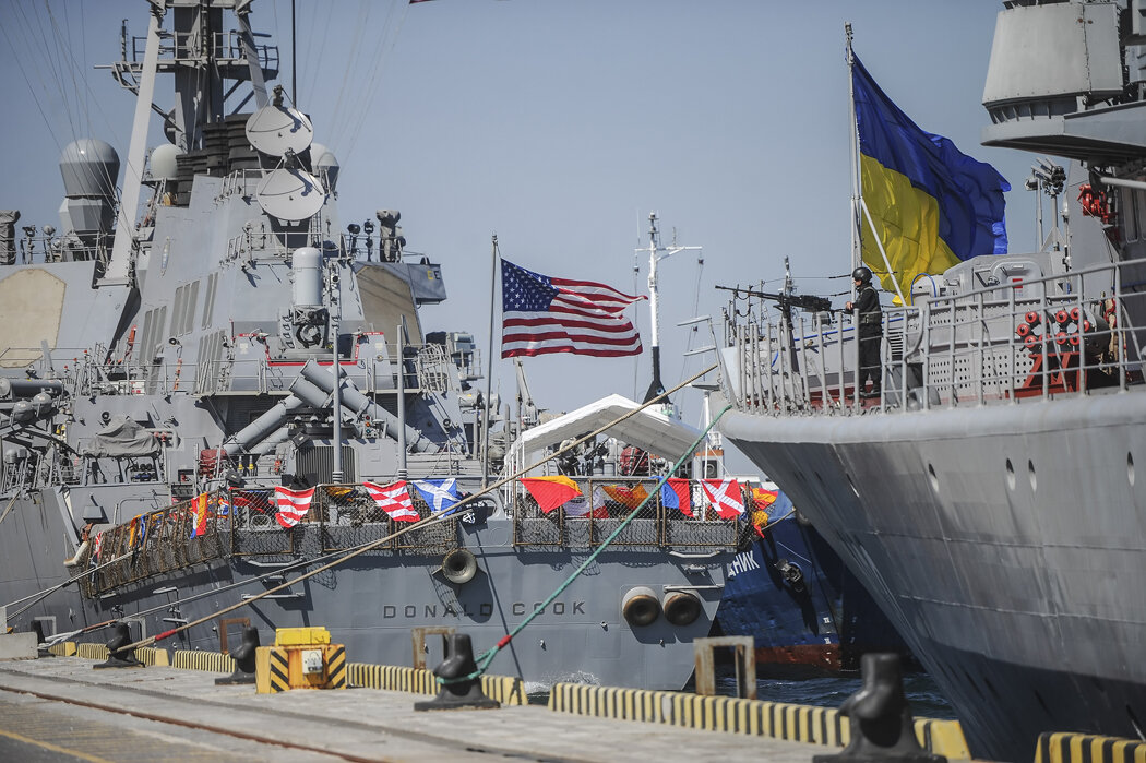 Адмиралы США возмущены, что их корабли в Черном море используют как тренажеры