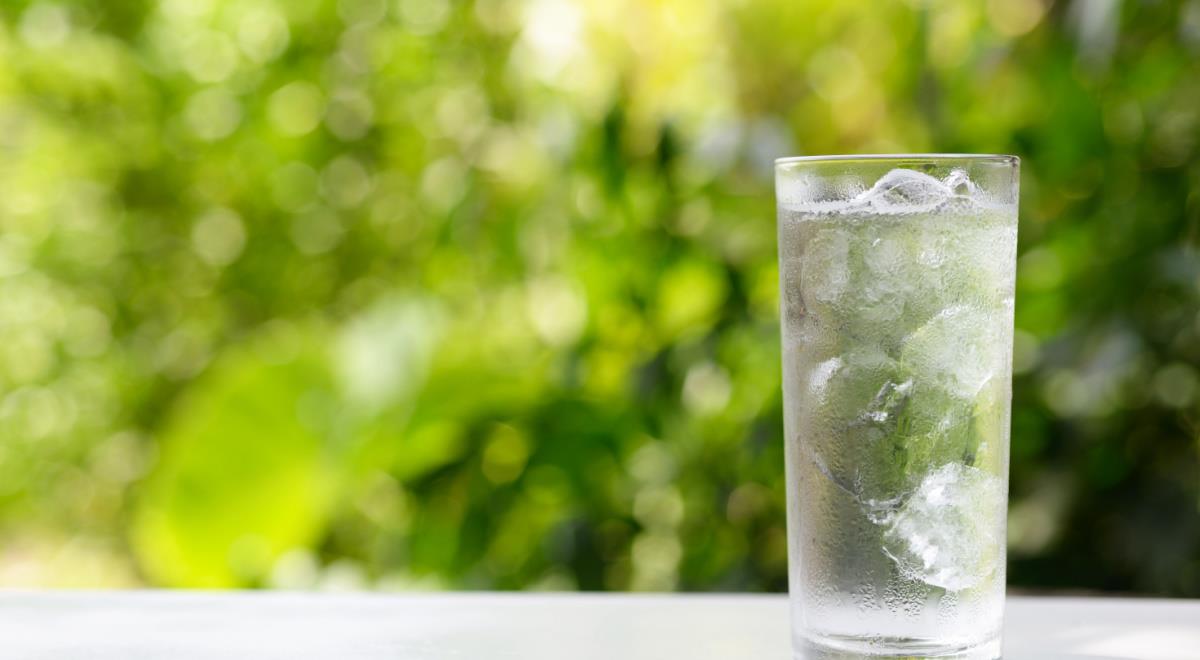 Какая питьевая вода не идет на пользу: врач назвал частую причину отечности