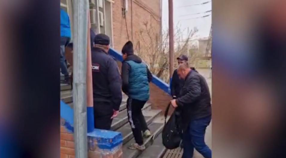 В Красноярске силовики задержали на рынке 135 мигрантов