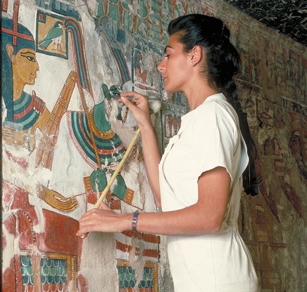 Реставратор фресок итальянка Лоренца Алессандро восстанавливает изображение египетской царицы Нефертари на стене ее гробницы. археология, древний египет, египтология, история, мумия, пирамиды, фараон, храмы