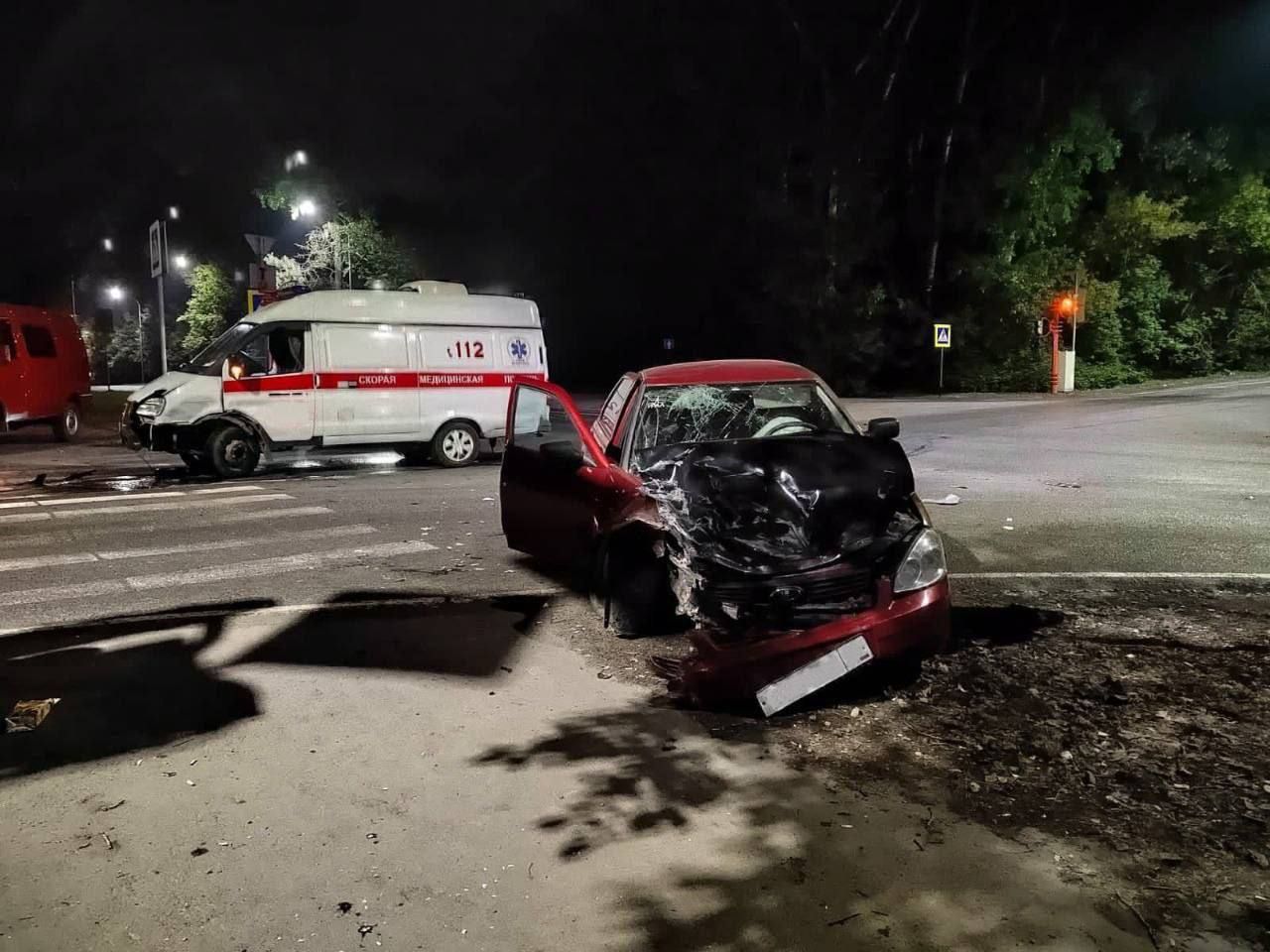 Юноша без прав на «Ладе Приоре» влетел в карету скорой помощи в Кемерове Юноша без прав на «Ладе Приоре» влетел в карету скорой помощи в Кемерове Происшествия