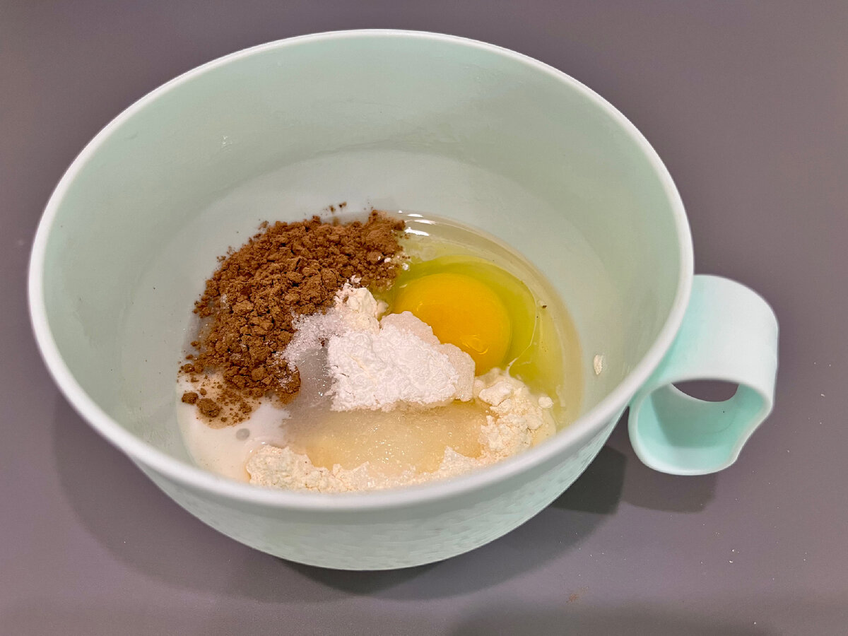 Ленивый способ для тех, кто пьет чай с домашними вкусняшками: один раз испечешь и больше никогда не будешь пить пустой чай, ведь всего за 3,5 минуты можно приготовить шоколадный кекс(порция для...-3