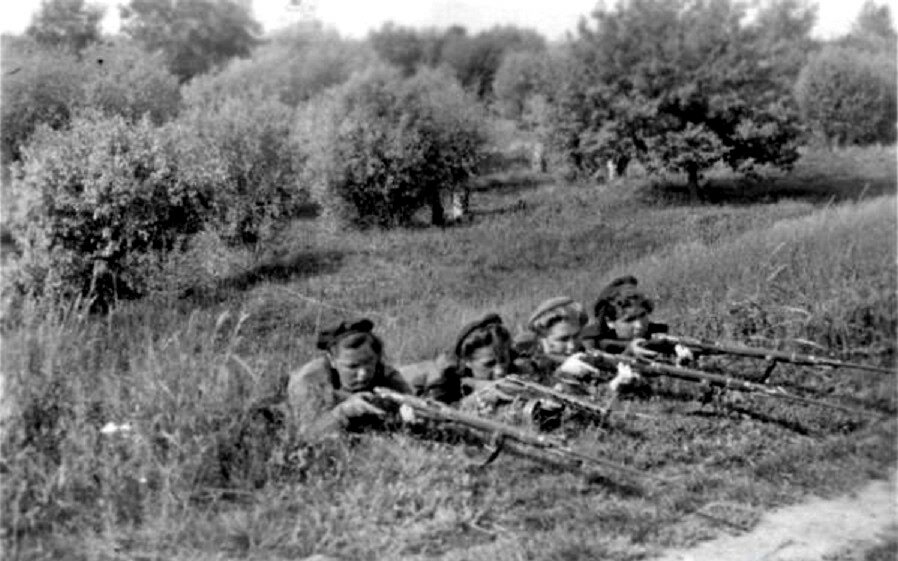 Советские девушки-военнослужащие на огневом рубеже с ППШ-41