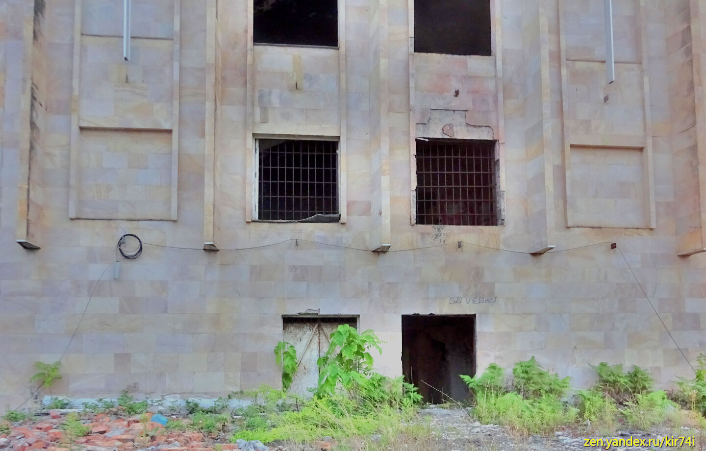 Заброшенный Совмин Абхазии. Часть 5. Как попасть на крышу основного здания, если нельзя, но очень хочется. Заброшенный Совмин Абхазии. Часть 5. Как попасть на крышу основного здания, если нельзя, но очень хочется.