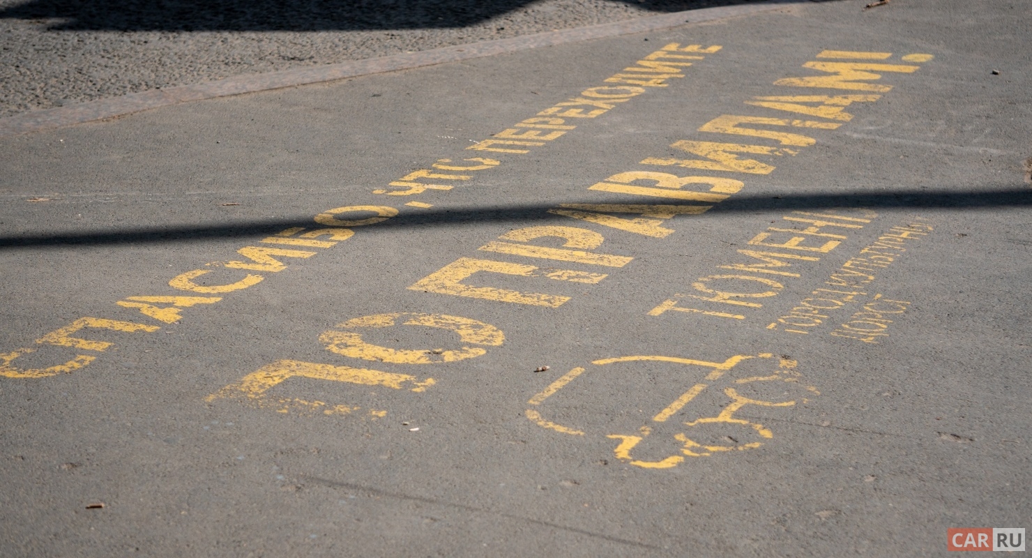 Изучаем ПДД. Разрешается ли водителю легкового автомобиля, выполнить опережение в данной ситуации?