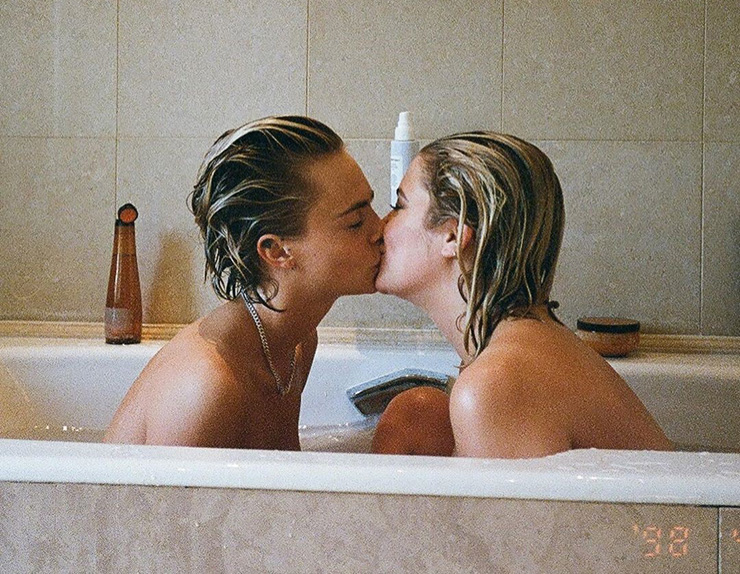 Обнажённая Кара Делевинь страстно поцеловала Эшли Бенсон в ванной