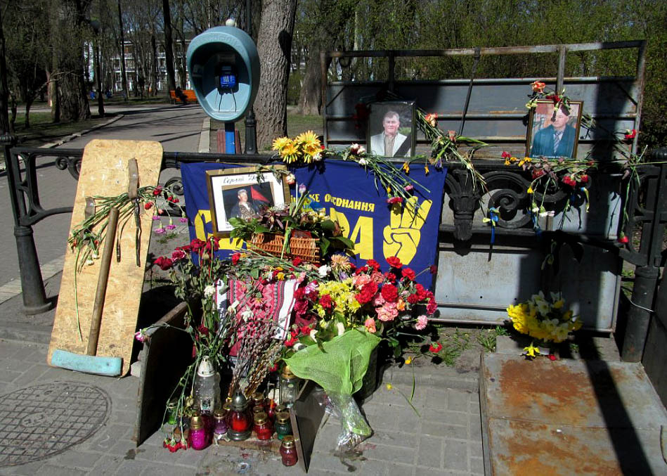 Апрельский Киев. Памятники, плакаты, символы, Лавра Апрельский Киев. Памятники, плакаты, символы, Лавра