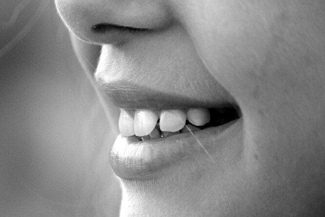 Крайне болезненное ощущение: почему люди иногда прикусывают зубами щеки