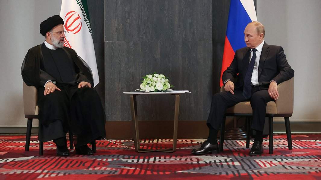 Президент РФ Владимир Путин и президент Ирана Эбрахим Раиси во время встречи на полях саммита Шанхайской организации сотрудничества (ШОС) в Самарканде