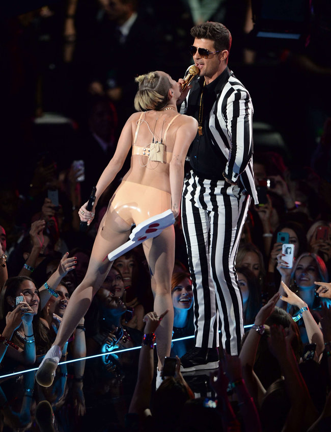«MTV Video Music Awards 2013» в Бруклине: скандальное выступление Майли Сайрус: miley-cyrus-pictures-hot-vma-2013-mtv-performance--36_Starbeat.ru